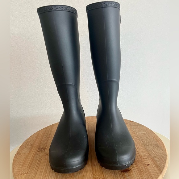 LIKE NEW! UGG WOMEN'S SHELBY MATTE BOOTS - Size 7 - Color Black - EUC - Picture 2 of 6